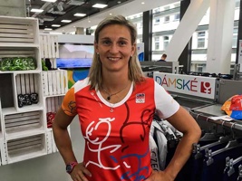 Oštěpařka Bára Špotáková mezi bedýnkami SKYWANDER 2